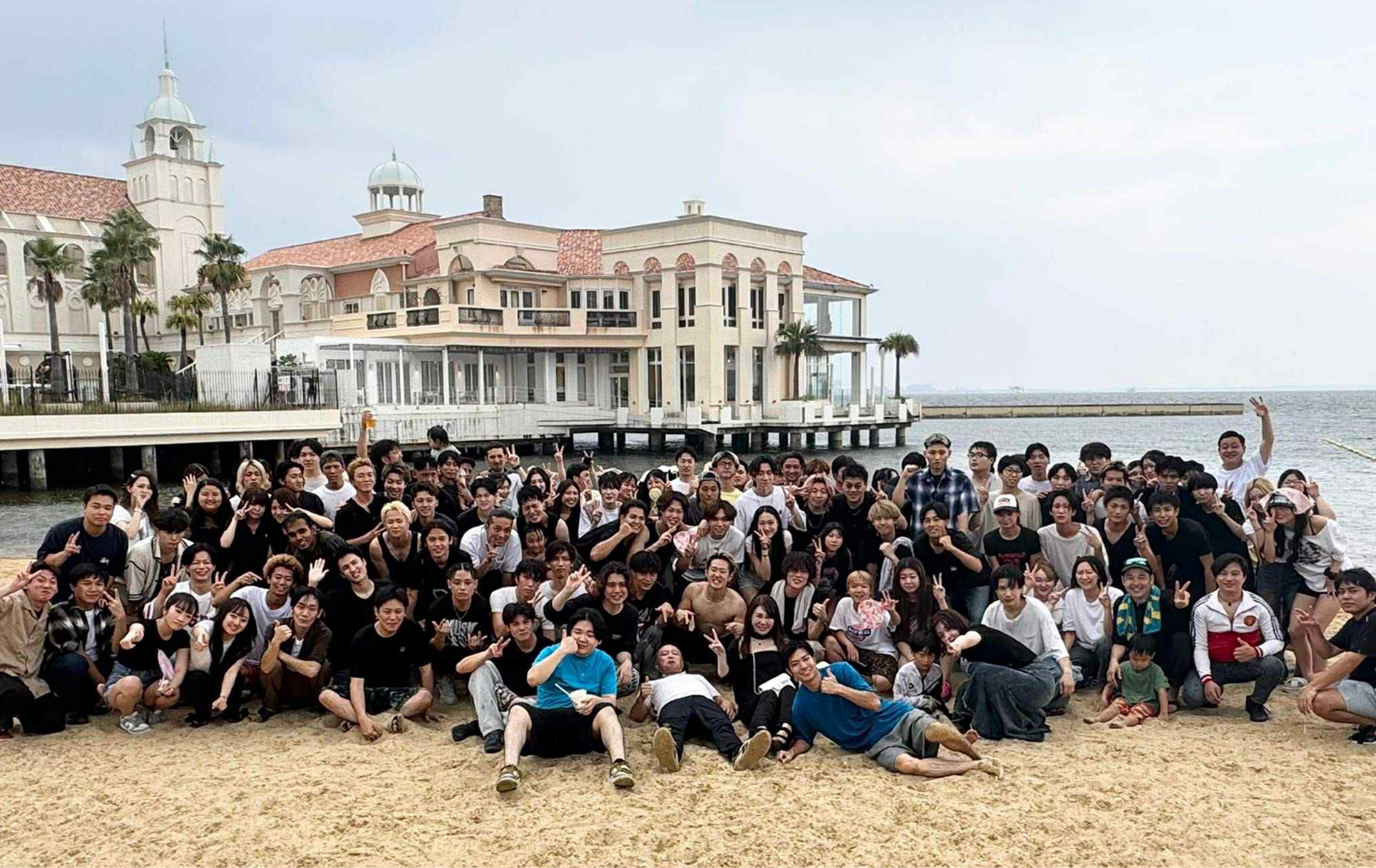 海辺で集合写真を撮っている様子