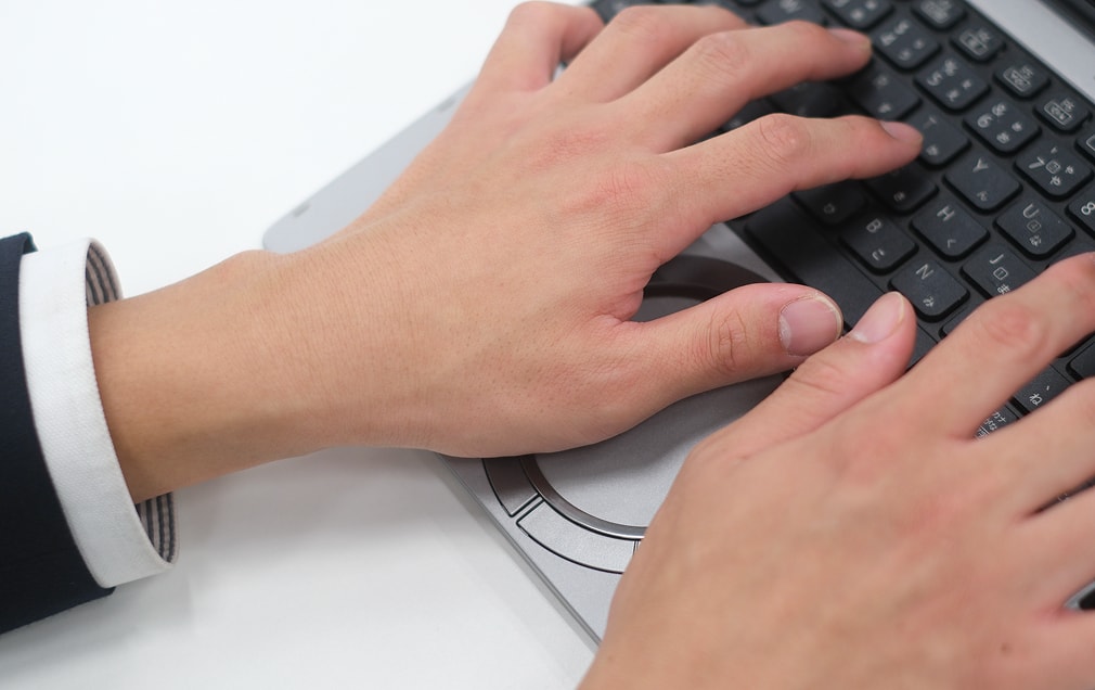 キーボードを打つ手元の写真