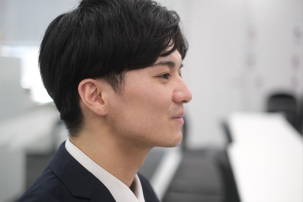 社員の横顔の写真