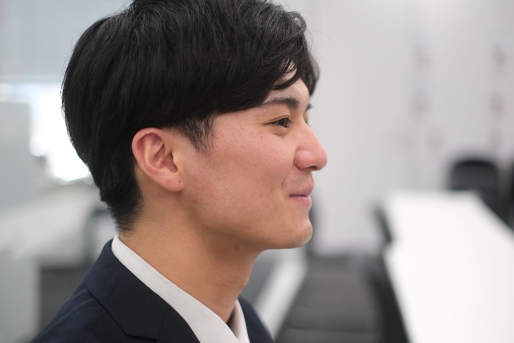 社員の横顔の写真