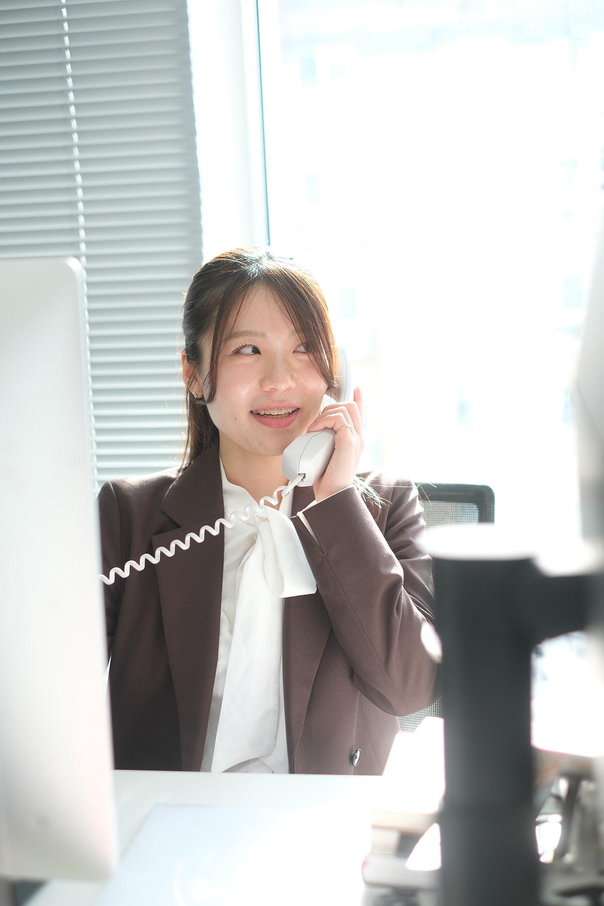 電話応対をしている社員の井上はなの写真