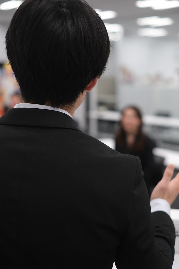 社員の後ろ姿の写真