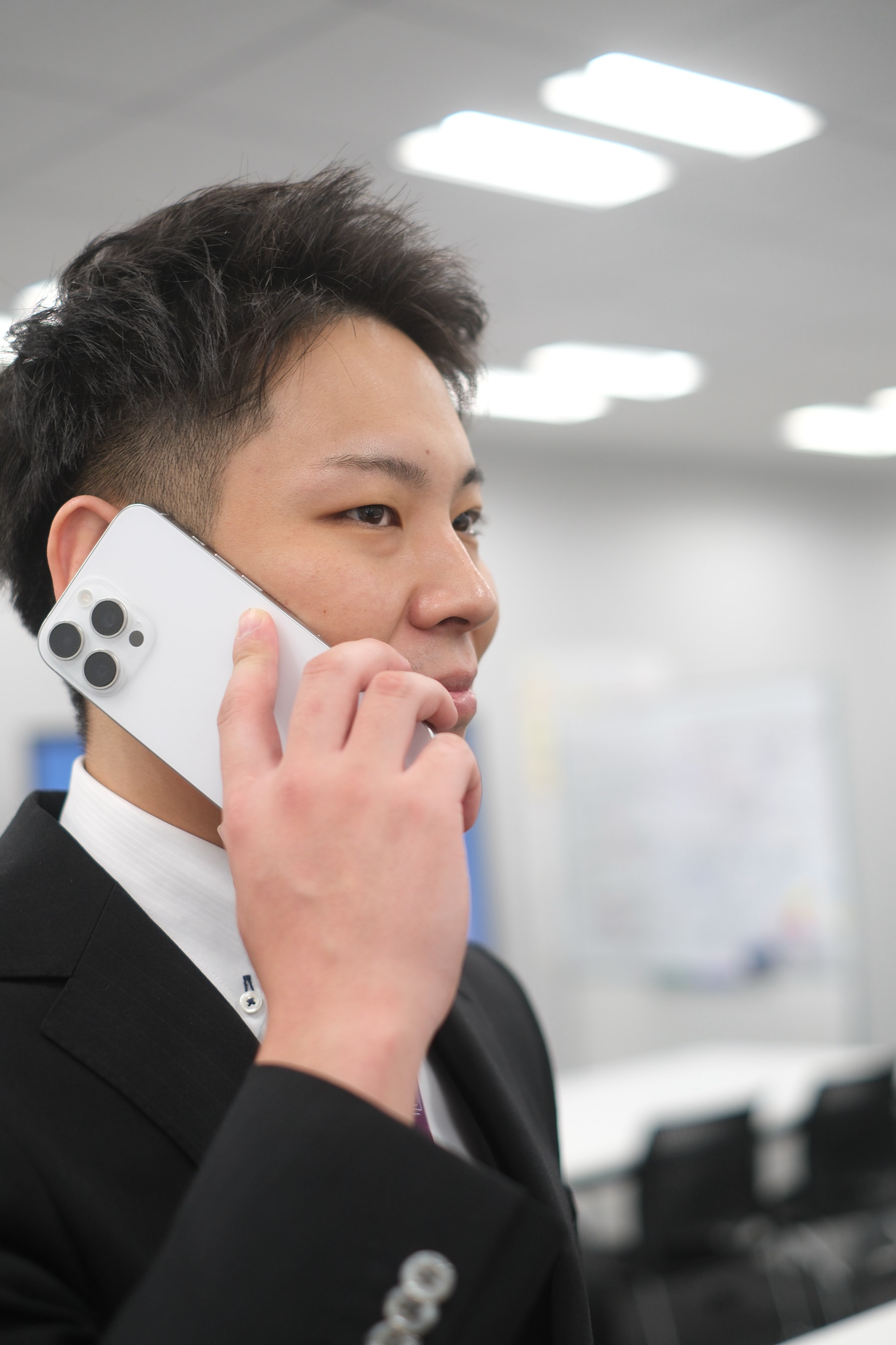 オフィスで電話応対をしている写真