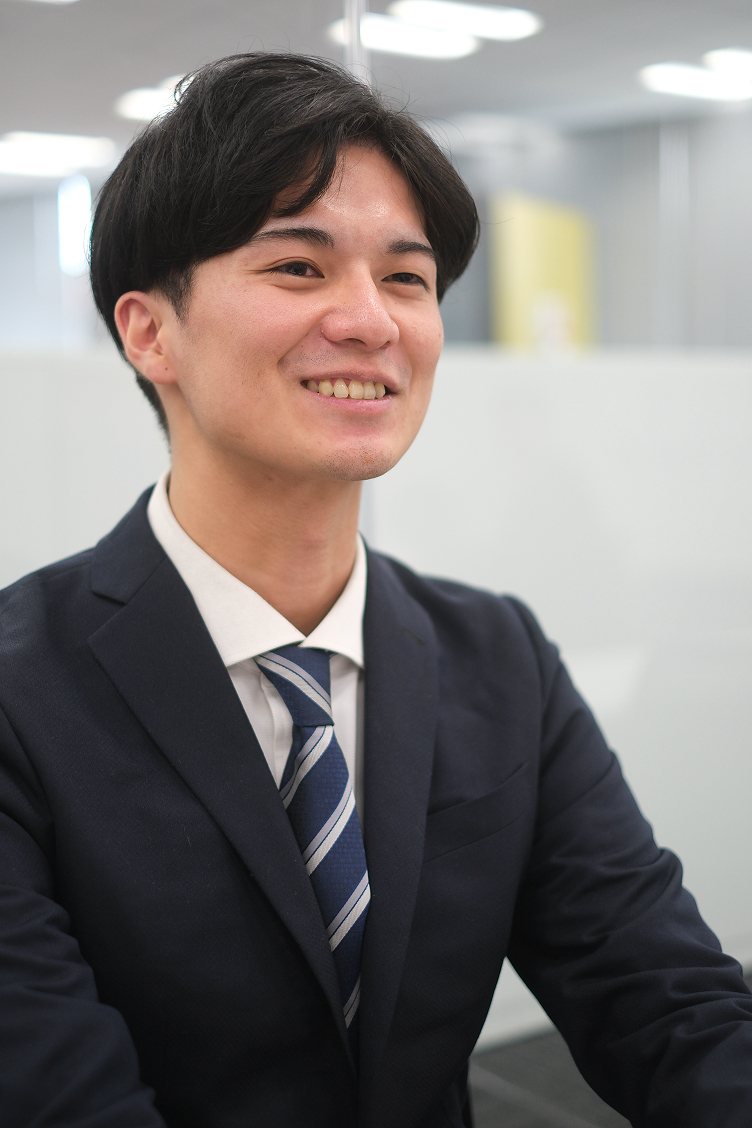 社員の藤田涼雅の写真
